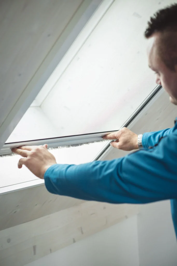 Montage eines elektrischen Insektenschutzrollos an einem Fenster – mit Bürstendichtung, hochwertigem Rahmen und Funksteuerung. INSEKTOR bietet professionelle Lösungen für Fenster & Türen.