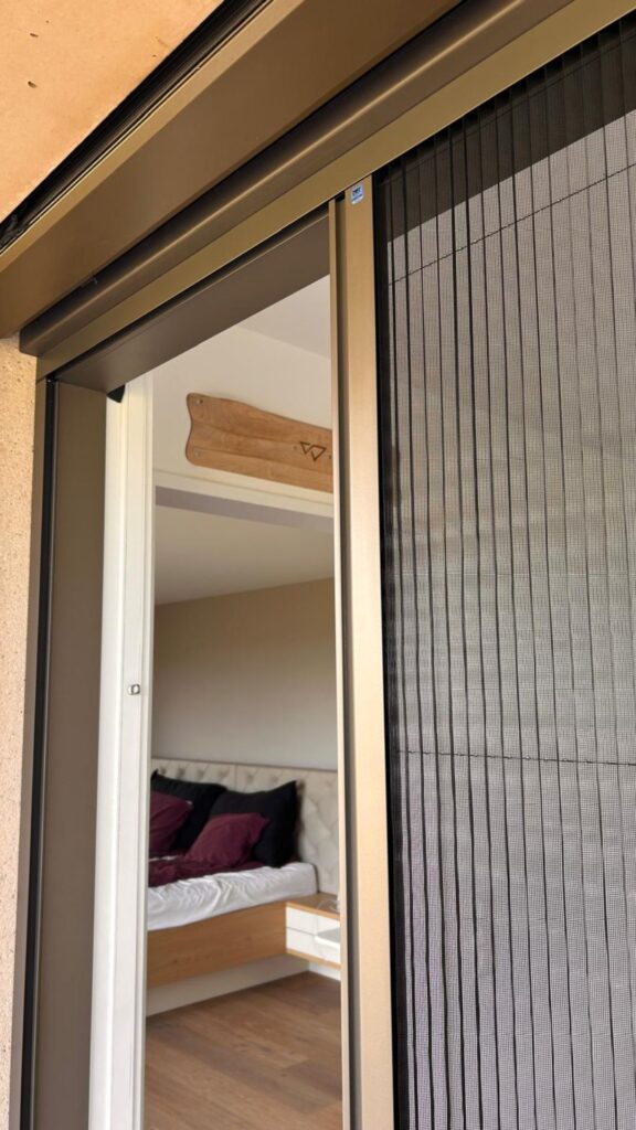 Insektor Primus-18 Plissee an Hebeschiebetür in Schaffhausen montiert