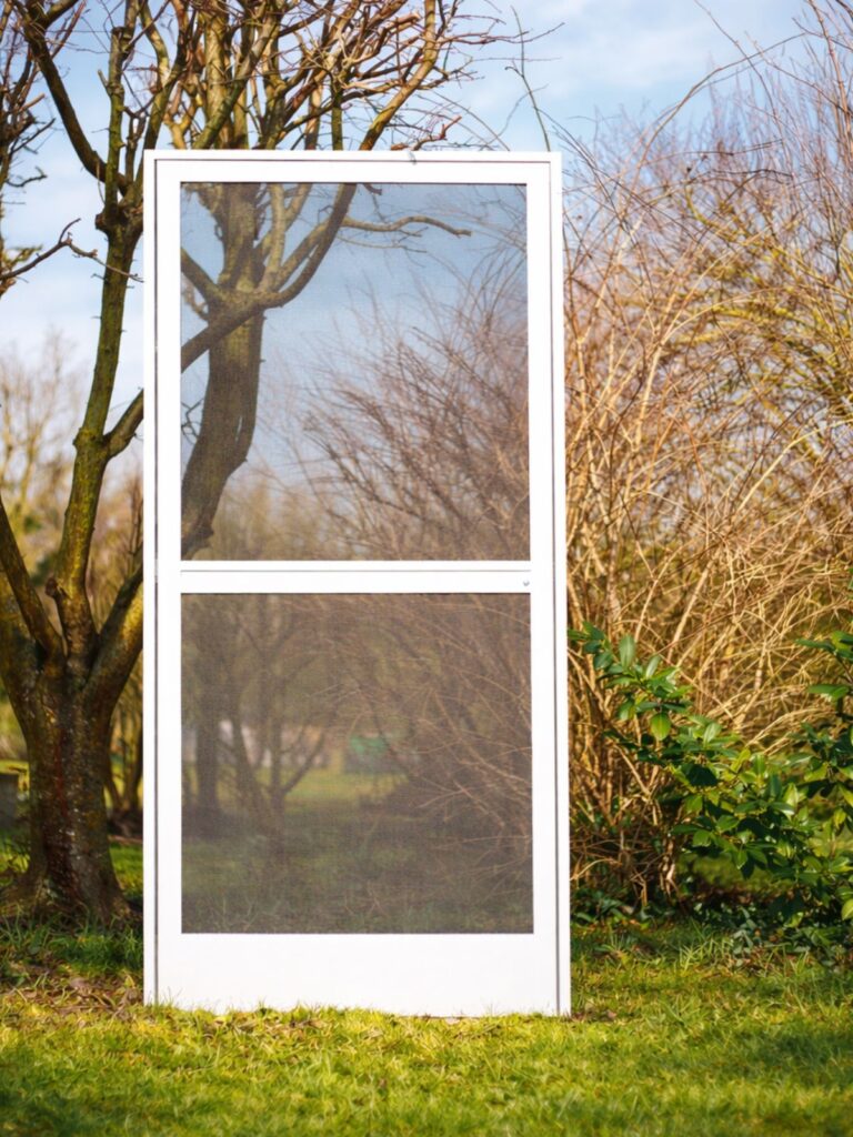 Fliegengitter Pendeltür Dynamica für Terrassen- und Balkontüren in der Schweiz